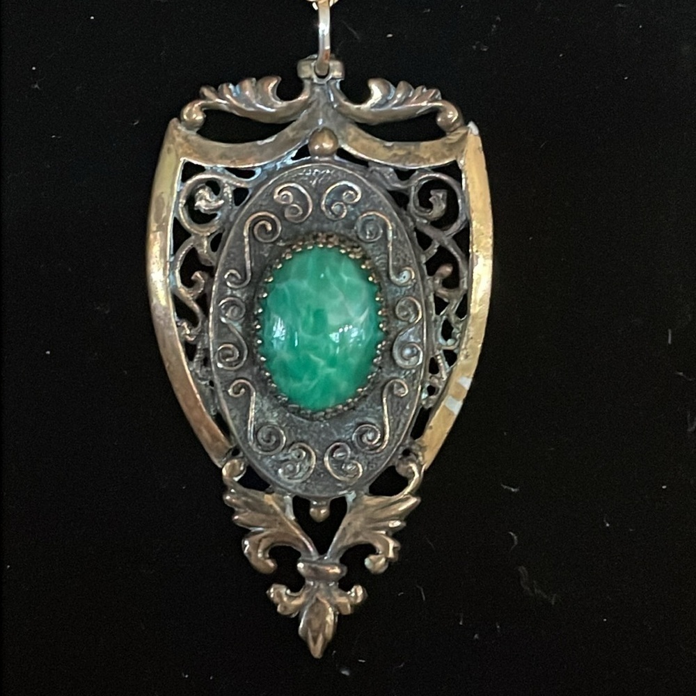 Vintage Green Peking Glass Pendant Necklace - Picture 2 of 4